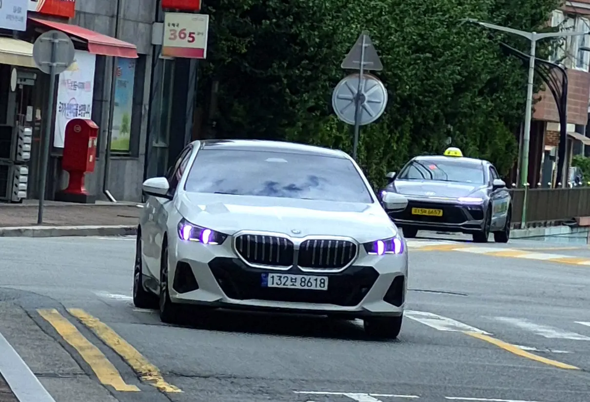 BMW 5 Series 사진 1
