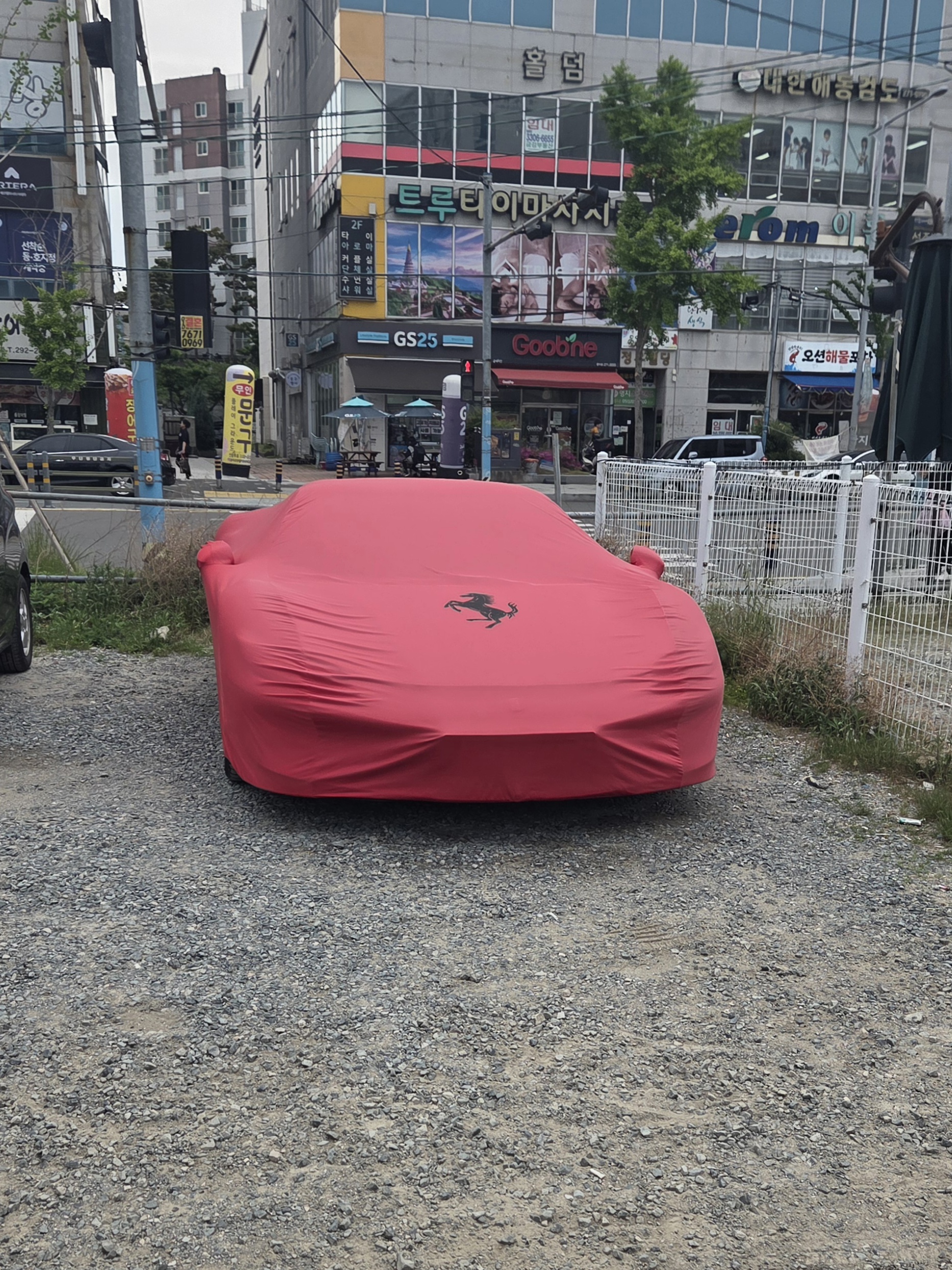 커버 씌여진 페라리 296 gtb 게시글 이미지