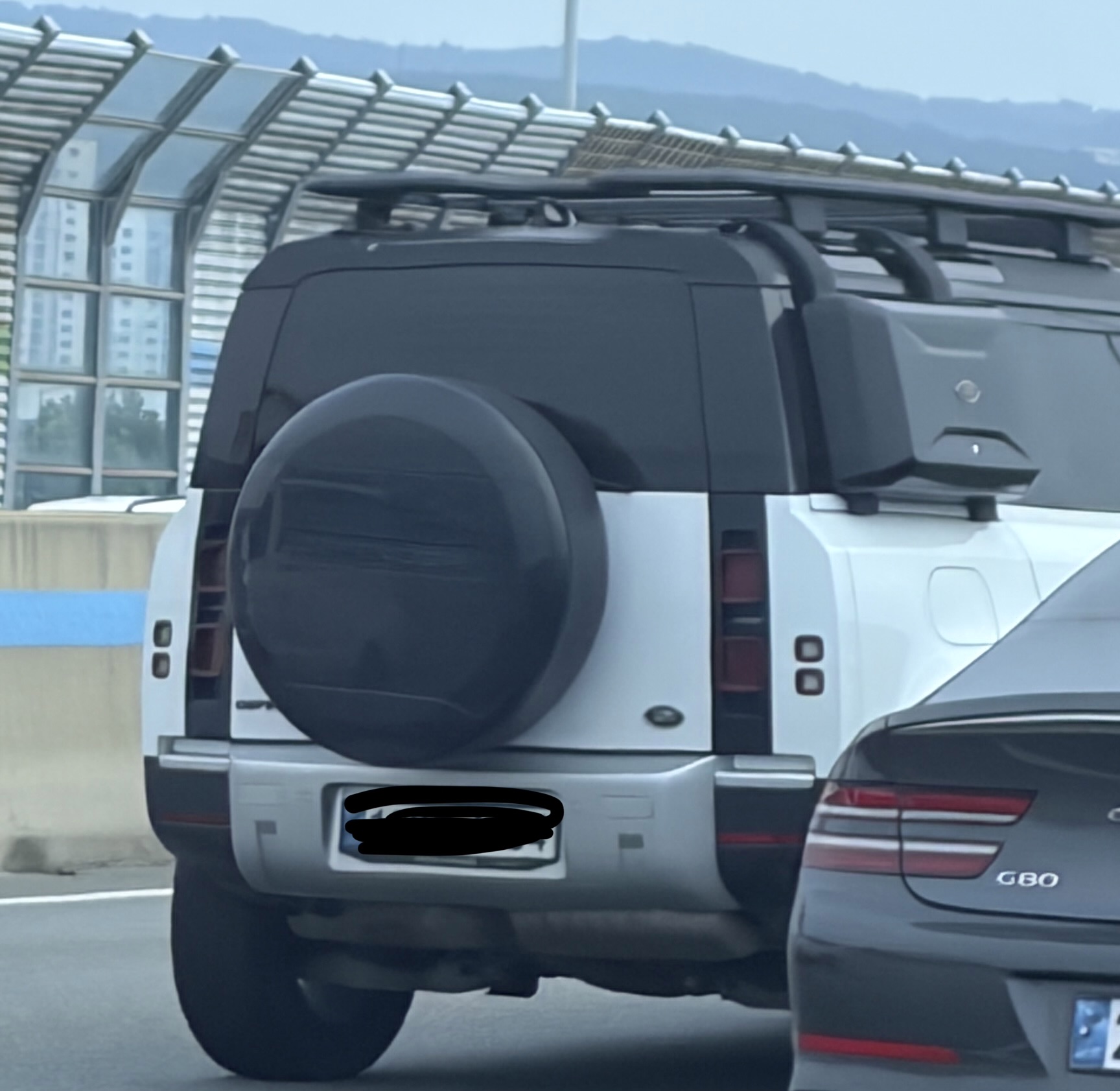 Land Rover Defender SPOT 대표 이미지