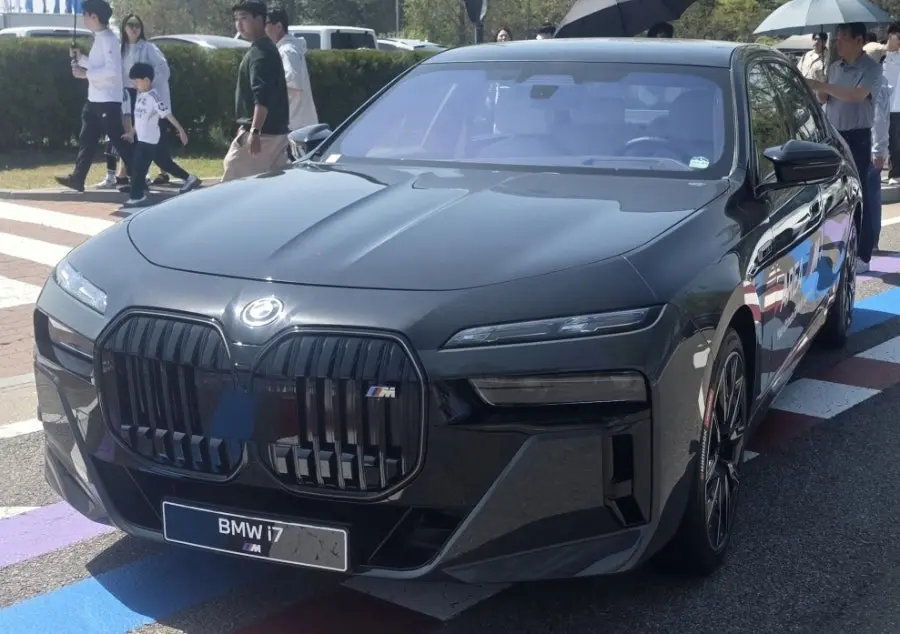 BMW i7 사진 1