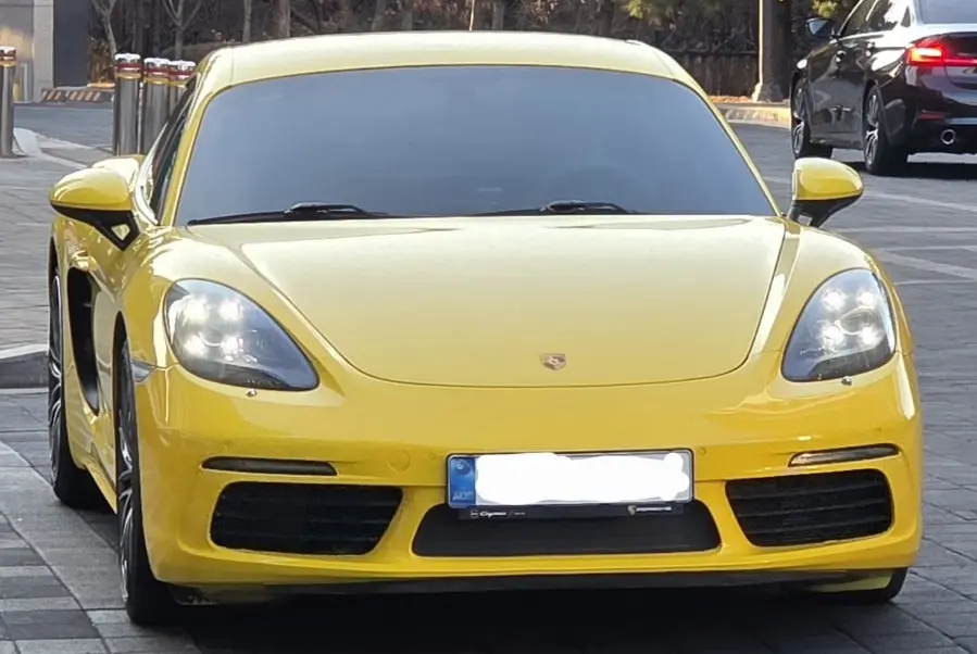 Porsche 718 Cayman 사진 1