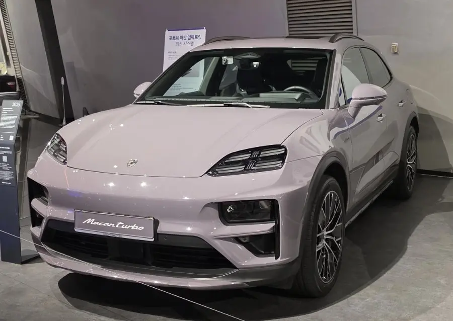 Porsche Macan Electric 사진 1