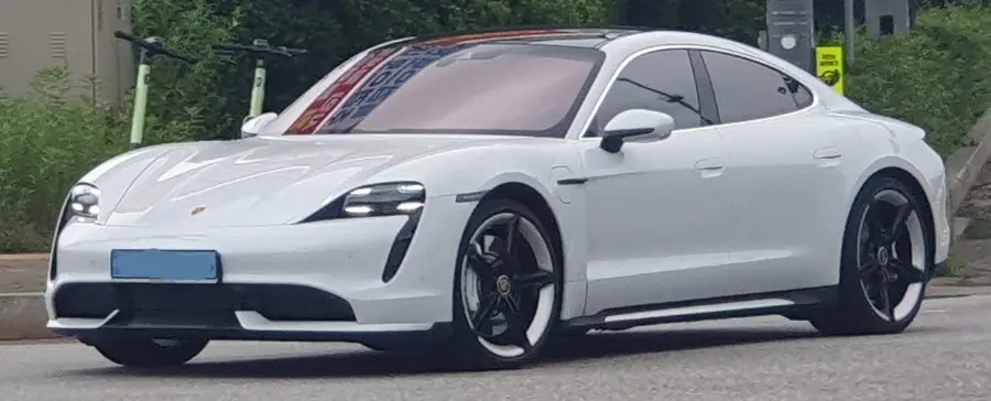 Porsche Taycan 사진 1
