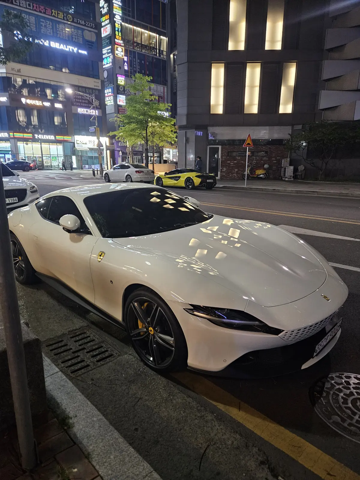 Ferrari Roma 사진 1