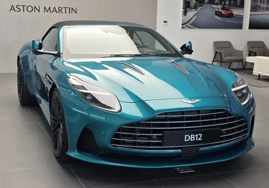 Aston Martin DB12 사진 1