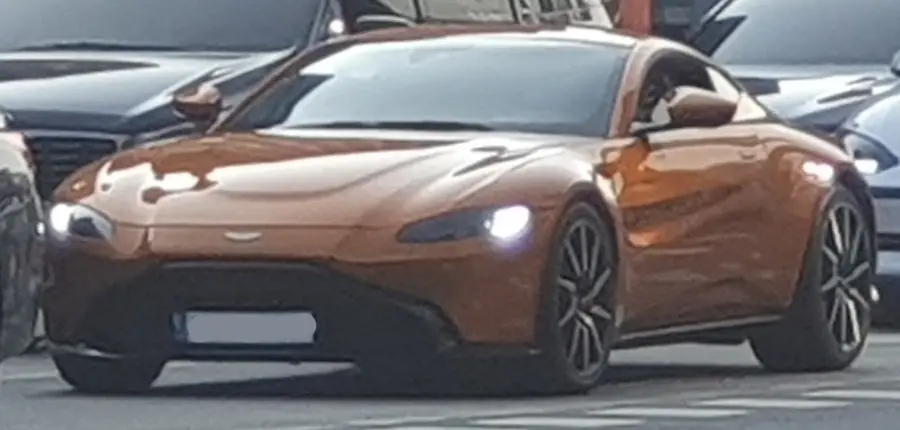 Aston Martin Vantage 사진 1