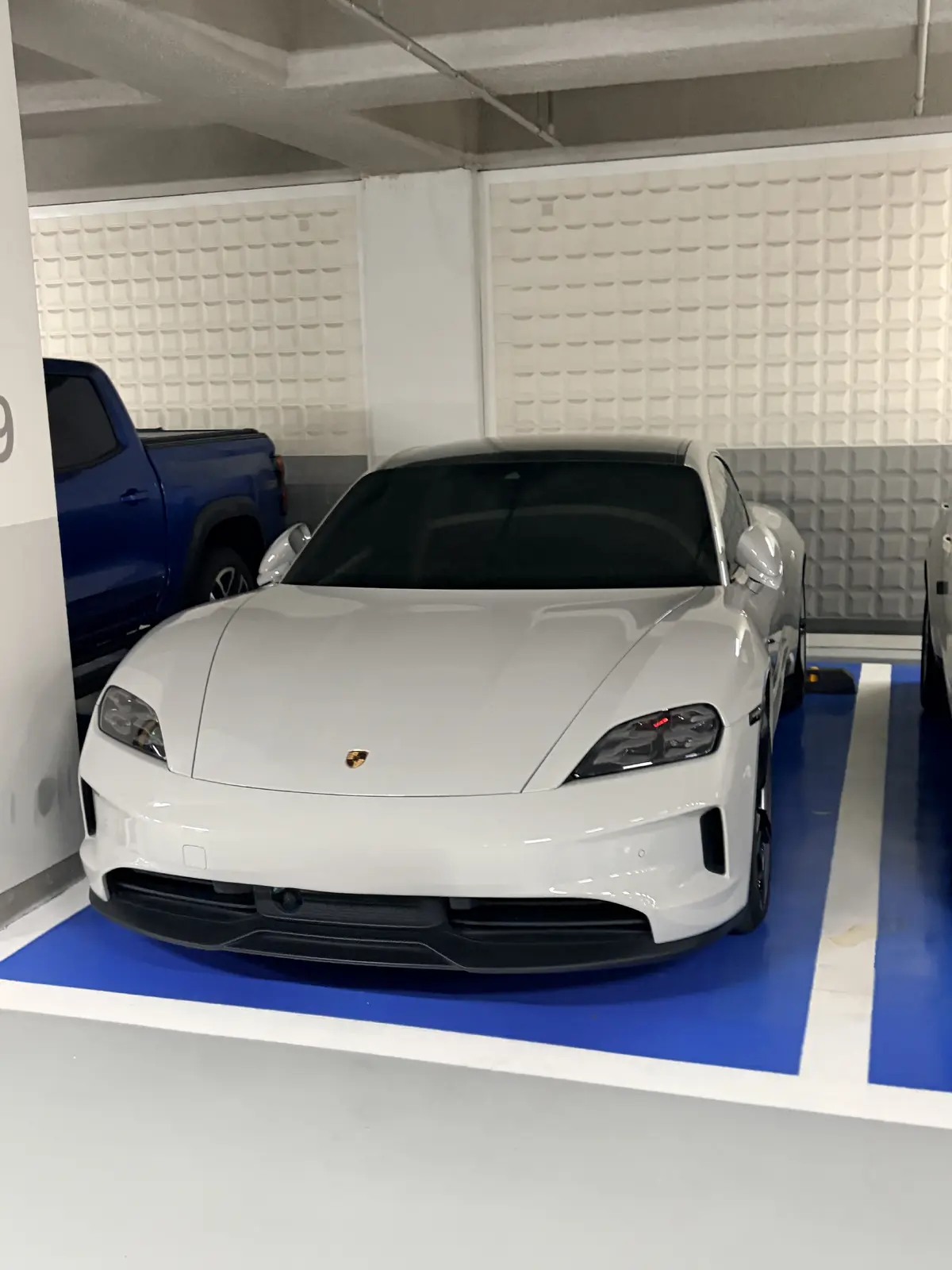 Porsche Taycan 사진 1