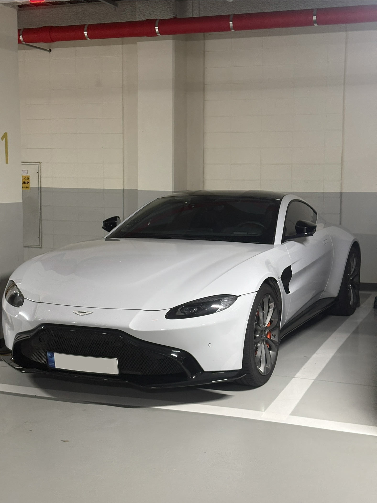 Aston Martin Vantage 게시글 이미지