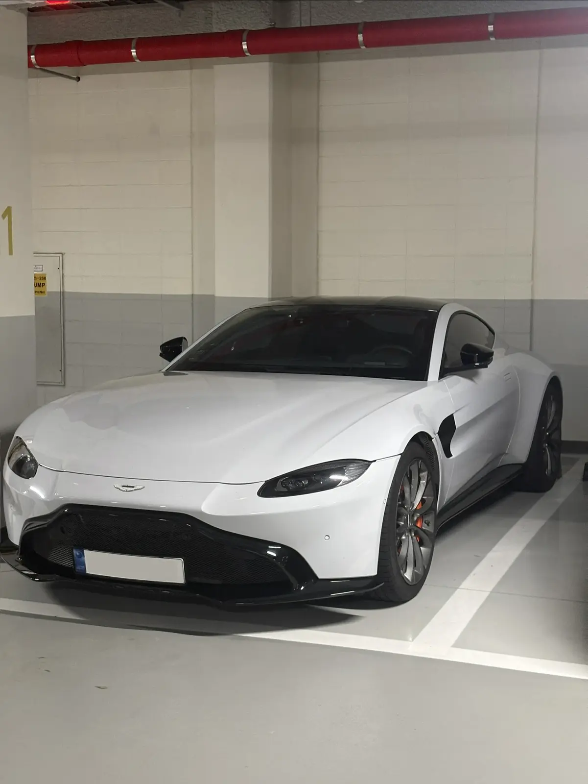 Aston Martin Vantage 사진 1