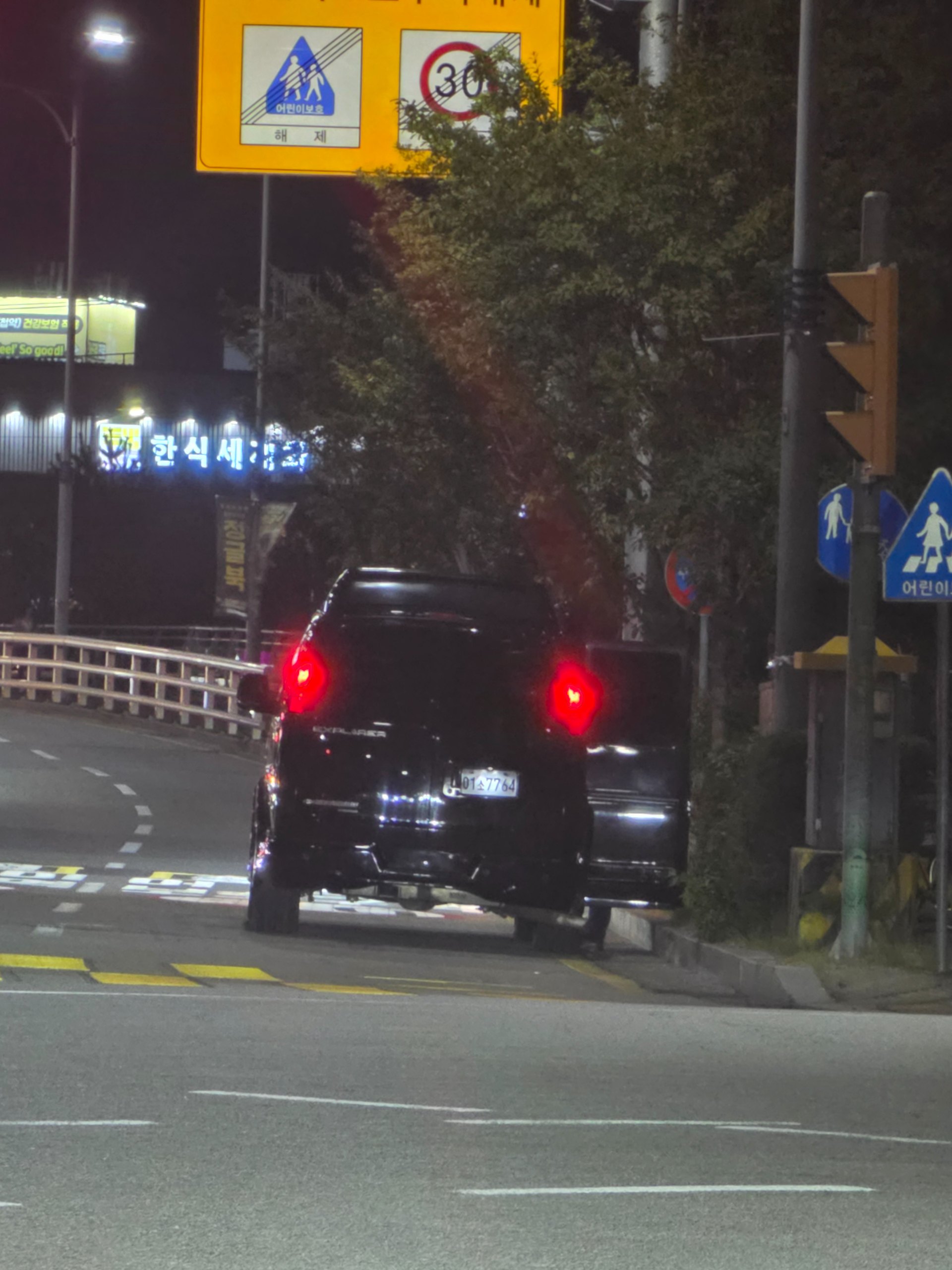 병원 끝나고 지인분 가게 가는길에 본 차 게시글 이미지