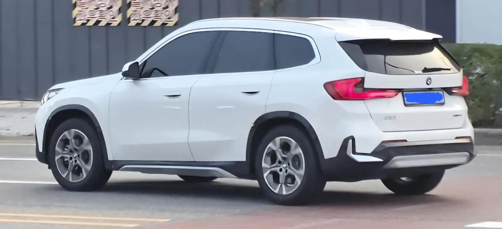 BMW iX1 사진 1