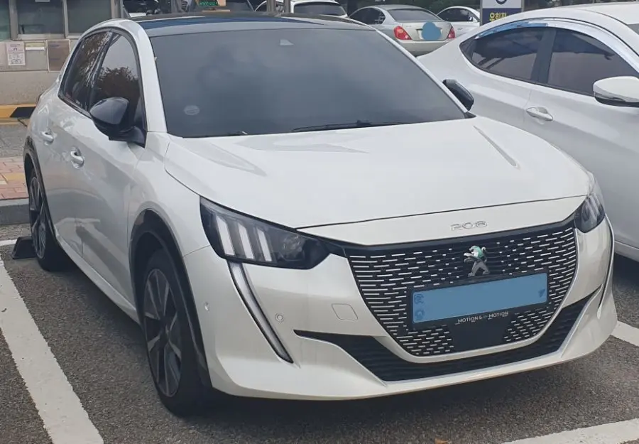 Peugeot 208 사진 1