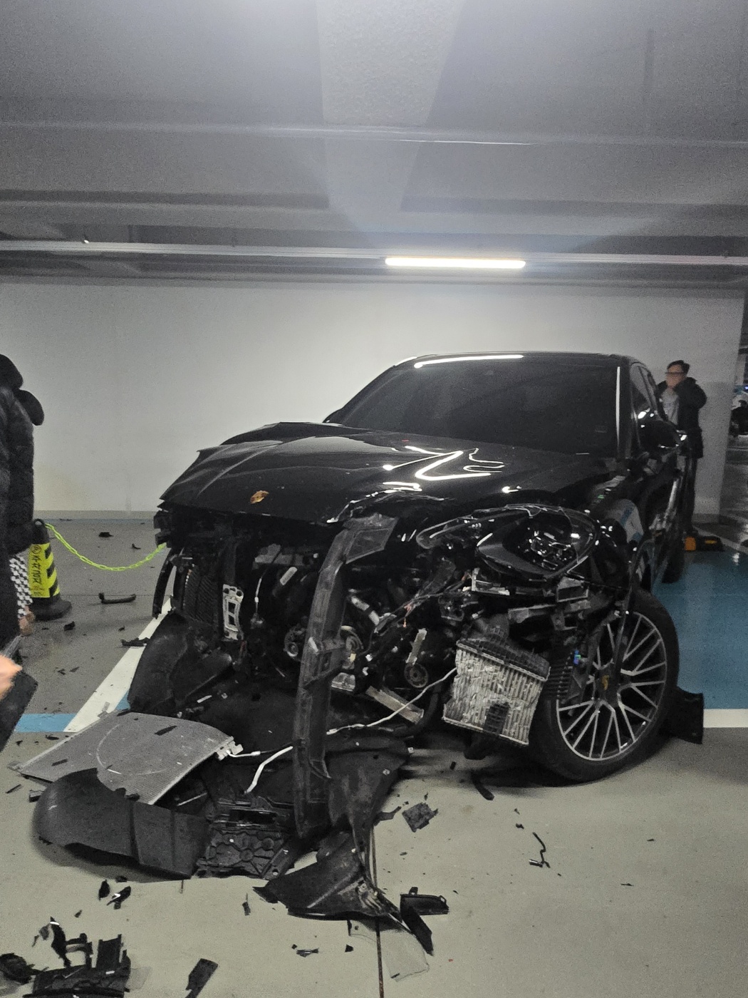“지하주차장 후진 중 ‘와장창’… 벤츠 한 대에 포르쉐·BMW·제네시스까지 파손” 게시글 이미지