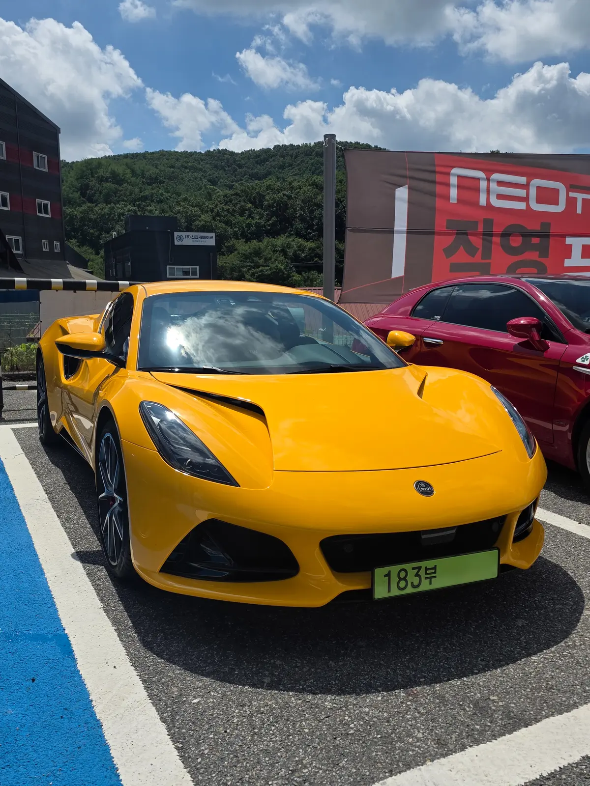 Lotus Emira 사진 1
