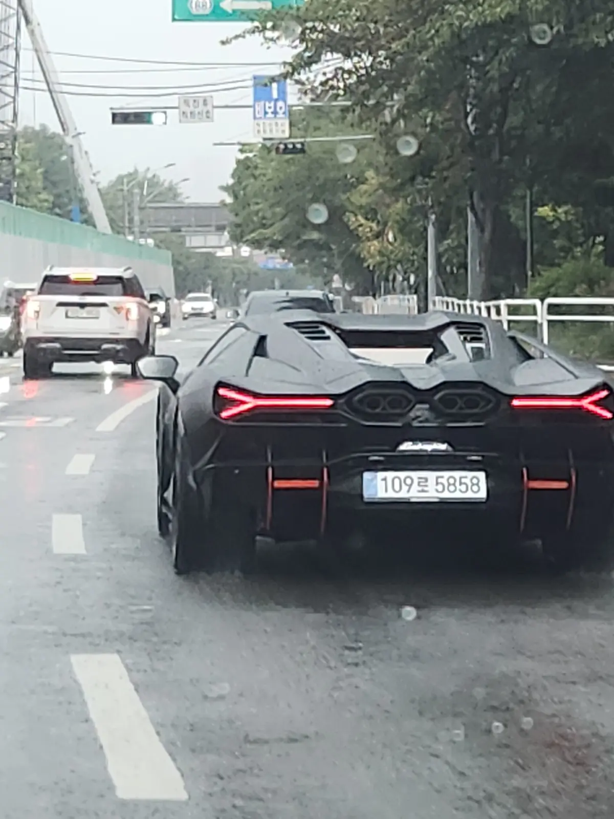 Lamborghini Revuelto 사진 1